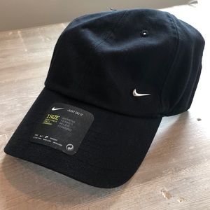Nike black sports hat NWT